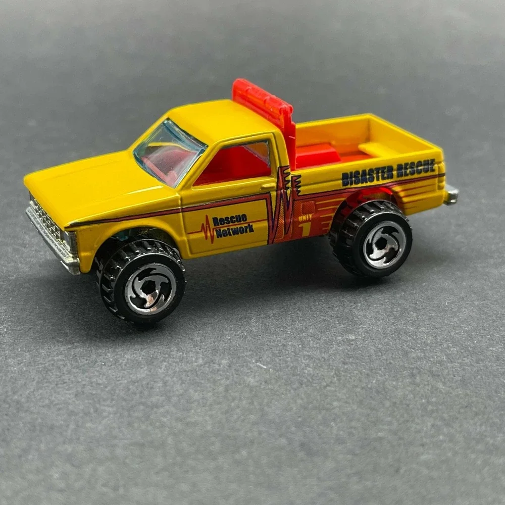Hot Wheels Disaster Rescue Network Chevrolet Pickup‎ Truck Yellow Diecast 1/64